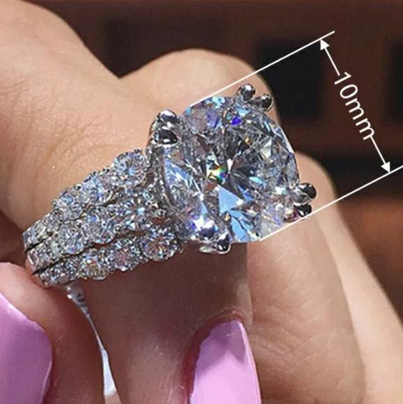 New Silver Round Cut Cubic Zirconia Ring - Picture 2 of 4